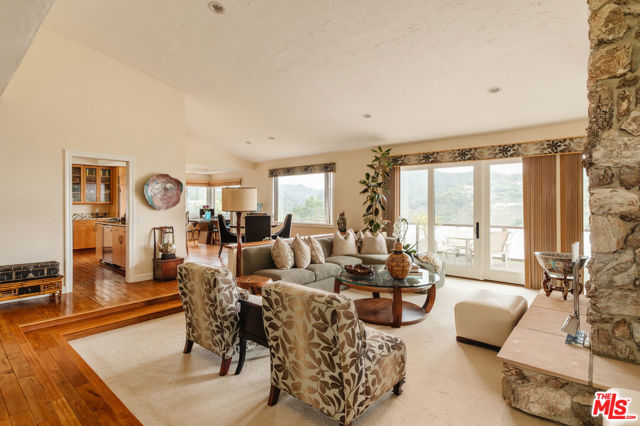 2208 Westridge Road, Los Angeles CA: https://media.crmls.org/mediaz/45dbb02c-03b6-4424-89b0-41a158e908fa.jpg