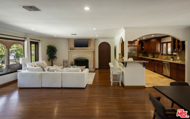 13800 Erwin Street photo 5