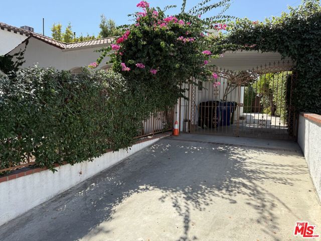 641 N Martel Avenue, Los Angeles CA: https://media.crmls.org/mediaz/45dd7e12-a706-4b56-a4a1-deee1ae952ec.jpg