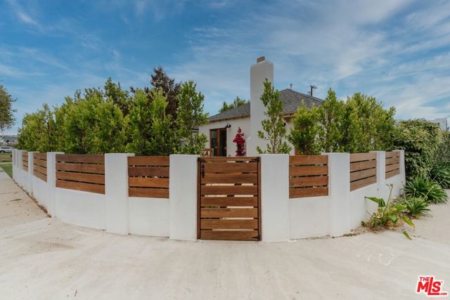 3501 Hillcrest Drive, Los Angeles CA: https://media.crmls.org/mediaz/45dde9f7-2def-43c4-958c-42c5dbff9e42.jpg