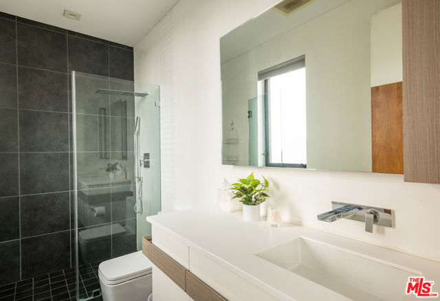 926 N Crescent Heights Boulevard, Los Angeles CA: https://media.crmls.org/mediaz/45df3a54-797b-425e-87b3-d8c0d4bfb897.jpg