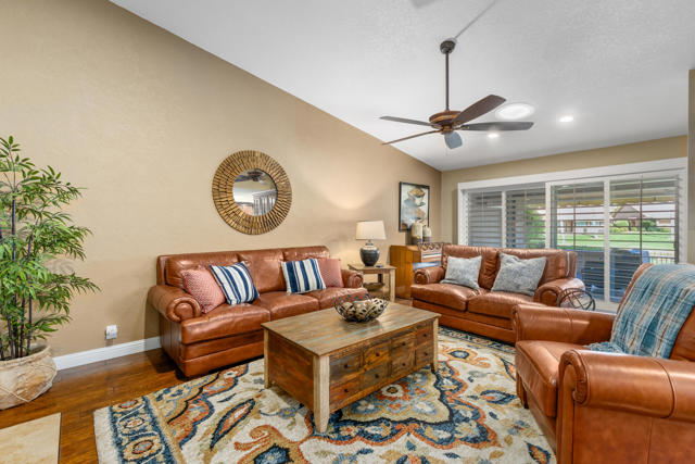 40 Joya Drive, Palm Desert CA: https://media.crmls.org/mediaz/45df3b56-4534-4dbe-b01e-300e45ca5b29.jpg