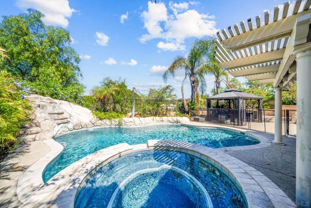 2492 Royal Saint James Dr, El Cajon CA: https://media.crmls.org/mediaz/45df7948-8ade-4ea8-beb0-8a9056dd47b8.jpg