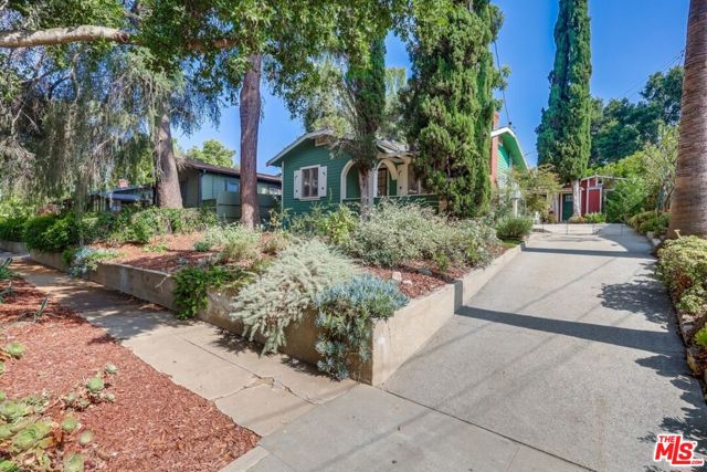 1105 E Claremont Street, Pasadena CA: https://media.crmls.org/mediaz/45e04691-cd20-47ef-9f75-a1a80d79e91e.jpg