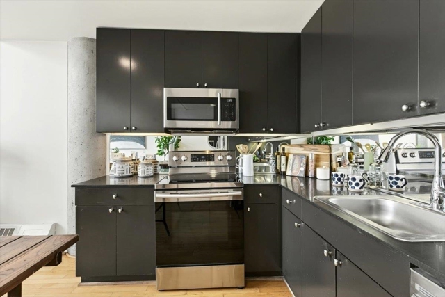 311 Oak St, Oakland CA: https://media.crmls.org/mediaz/45e0aa41-ed13-4319-8d22-9f39444d5413.jpg