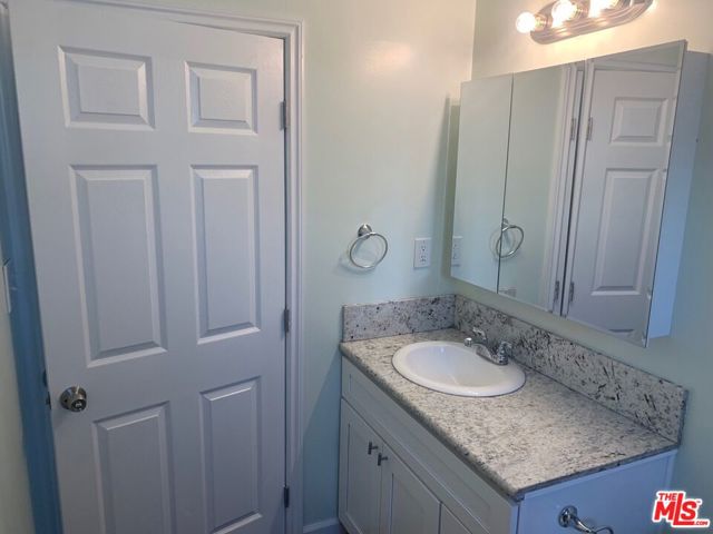 603 W 47th Street, Los Angeles CA: https://media.crmls.org/mediaz/45e15e7f-e21f-471d-8032-4be64a7f3f12.jpg