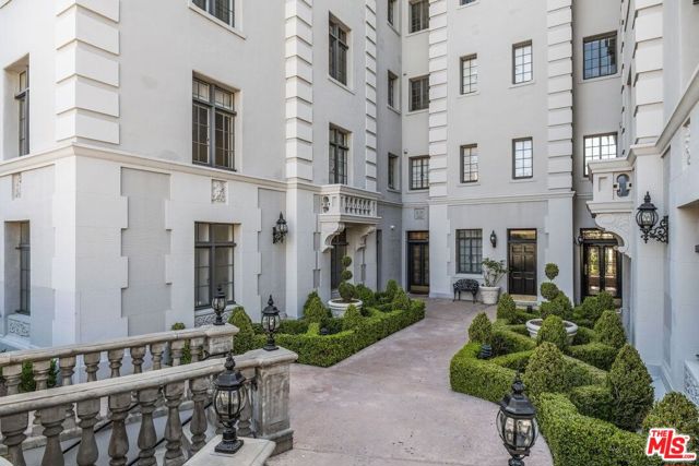 308 N Sycamore Avenue, Los Angeles CA: https://media.crmls.org/mediaz/45e1d736-afaa-40be-a841-c8552e5c4c33.jpg