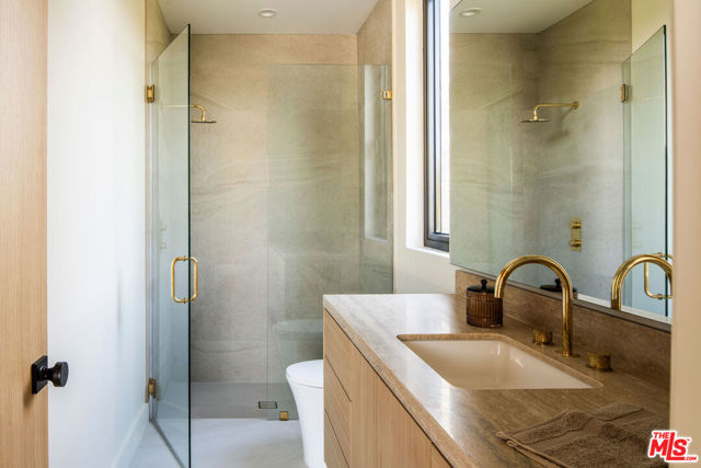 2457 Glyndon Avenue, Venice CA: https://media.crmls.org/mediaz/45e1e6c5-4f9e-4cb3-a545-33288991ac1a.jpg
