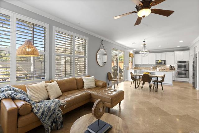 Detail Gallery Image 2 of 26 For 1979 Oxford Ct, Vista,  CA 92081 - 4 Beds | 2/1 Baths