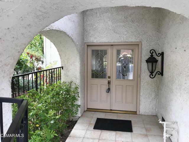 637 Arroyo Oaks Drive, Westlake Village CA: https://media.crmls.org/mediaz/45e31aad-f7fa-4ca8-af9a-02cb730d57d8.jpg