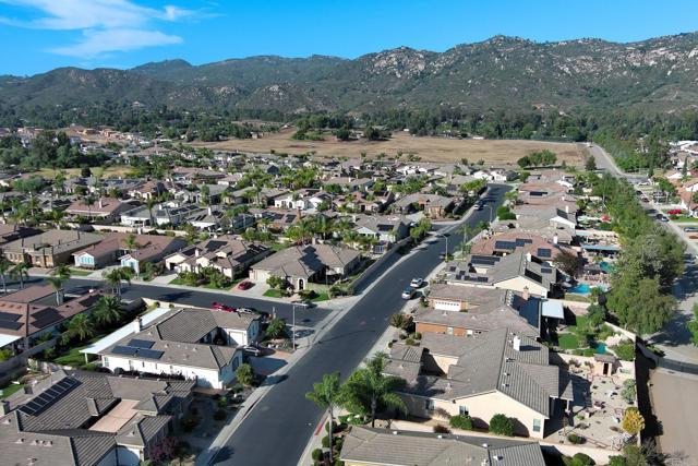 387 MELBOURNE GLN, Escondido CA: https://media.crmls.org/mediaz/45e3d5aa-8500-4534-8d5e-a2a56f711c8a.jpg