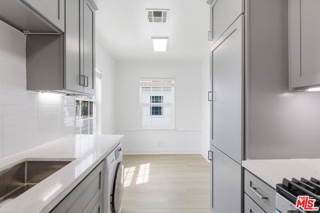 8613 W Olympic Boulevard, Los Angeles CA: https://media.crmls.org/mediaz/45e56568-b153-4e50-8e13-2f44ac562938.jpg