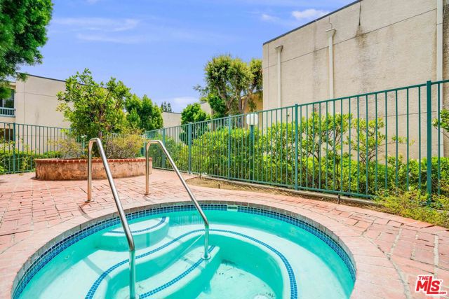 18307 Burbank Boulevard, Tarzana CA: https://media.crmls.org/mediaz/45e59495-dbf5-4fcf-a4e9-b07716a6e682.jpg