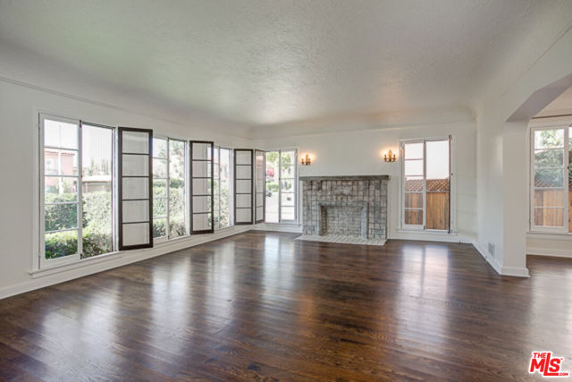 848 S Curson Avenue, Los Angeles CA: https://media.crmls.org/mediaz/45e5b2fd-9fed-4fbc-a9f2-16a44a2c1761.jpg