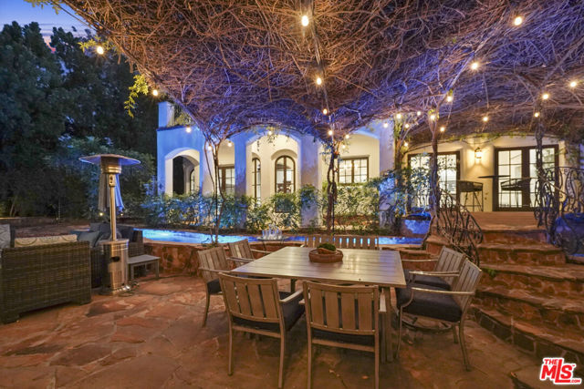 18414 Corazon Circle, Tarzana CA: https://media.crmls.org/mediaz/45e5b47e-886a-4554-8513-2ba29f4f5aba.jpg