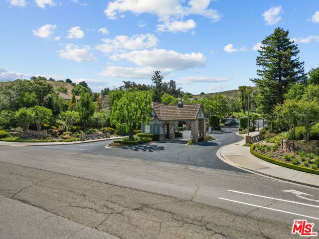 638 Oak Tree Court, Simi Valley CA: https://media.crmls.org/mediaz/45e61346-930e-4898-b04d-2d389dad49ce.jpg