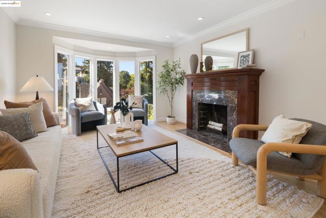 6314 Broadway Ter, Oakland CA: https://media.crmls.org/mediaz/45e68635-9879-4e7b-94aa-49a28f8aa142.jpg