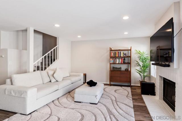 3731 Caminito Carmel Lndg, San Diego CA: https://media.crmls.org/mediaz/45e6e58b-9269-4db1-b545-15fe72d3a501.jpg