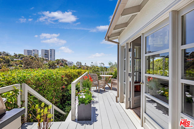 271 Amalfi Drive, Santa Monica CA: https://media.crmls.org/mediaz/45e709bb-1f57-4ba8-aede-14304277ced7.jpg