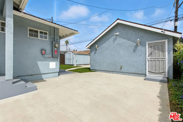 3521 W 58th Place, Los Angeles CA: https://media.crmls.org/mediaz/45e7b70e-50d6-4f5e-b4f2-162924896854.jpg