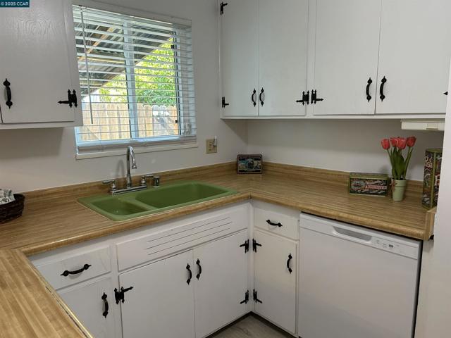 826 Veale, Martinez CA: https://media.crmls.org/mediaz/45e7d418-209f-4a07-8b13-a43ec534dd72.jpg
