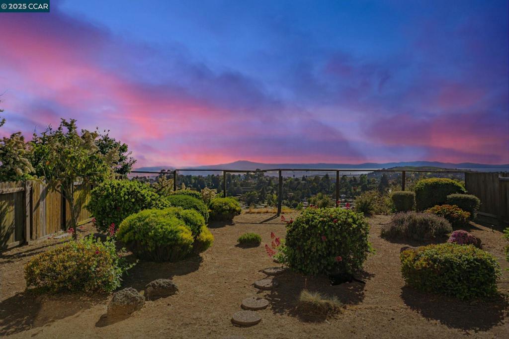 https://media.crmls.org/mediaz/45e7fd64-f138-4379-854a-f4b857229e9d.jpg?preset=X-Large