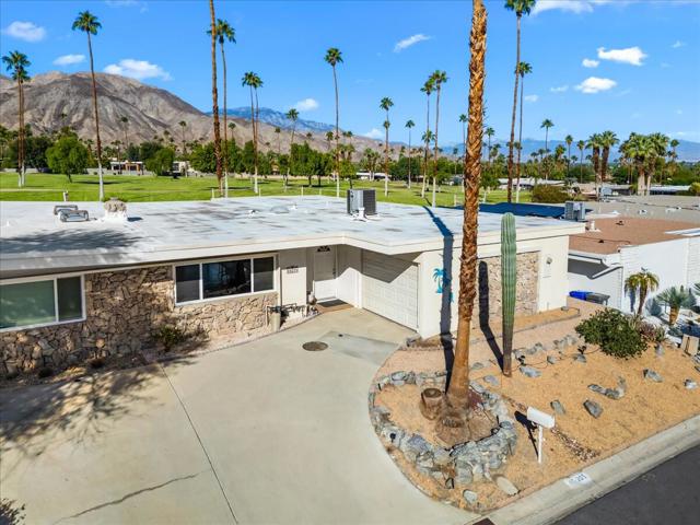 46205 Burroweed Lane, Palm Desert CA: https://media.crmls.org/mediaz/45e95164-9fac-4ee8-8e81-ff70abf60e08.jpg