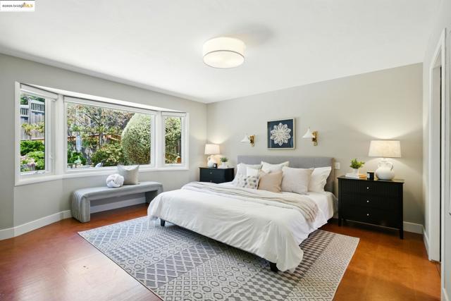 25 Holyrood Manor, Oakland CA: https://media.crmls.org/mediaz/45e95f41-adec-454d-84d3-24b8f07cfbf9.jpg