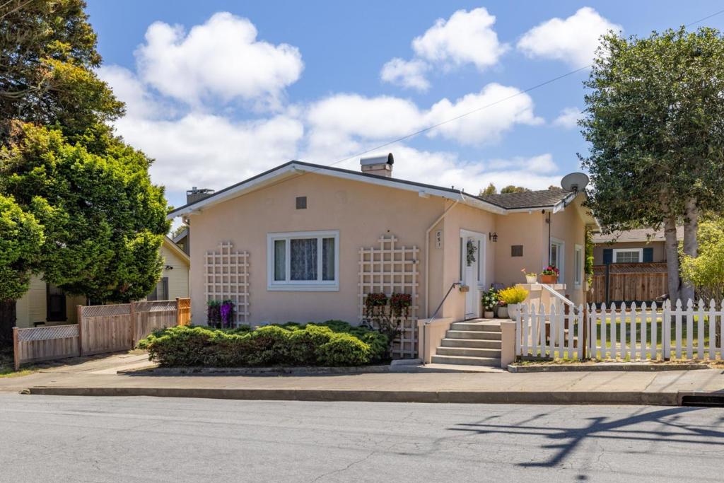 851 Laurel Avenue