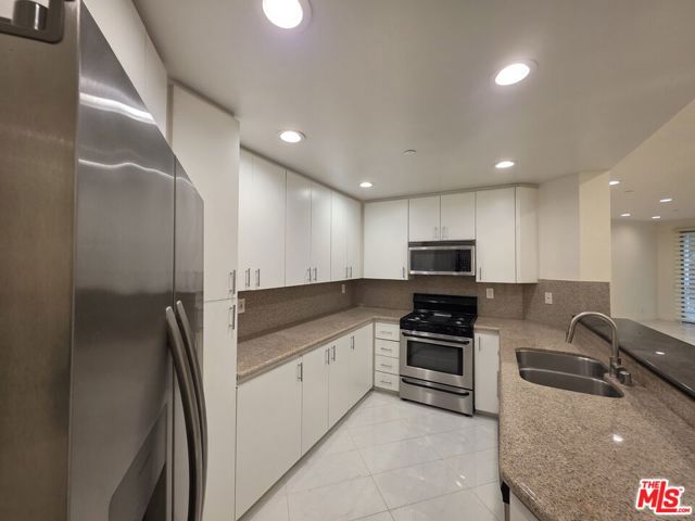 12000 Goshen Avenue, Los Angeles CA: https://media.crmls.org/mediaz/45ea1c7a-22ee-4a7b-8d47-8898532e3823.jpg