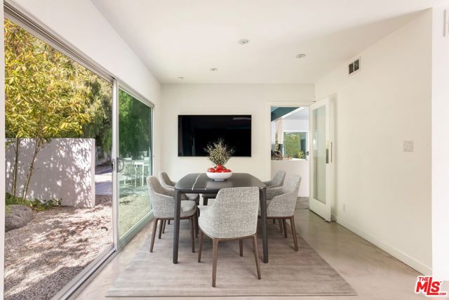 11115 Dona Pegita Drive, Studio City CA: https://media.crmls.org/mediaz/45ea9067-5111-4715-ba4a-1ecd5f6d4477.jpg