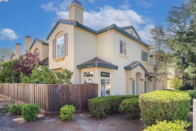 4165 Cortina Ct, Pleasanton CA: https://media.crmls.org/mediaz/45eb4195-d89f-4a75-9f39-9399b529dff5.jpg