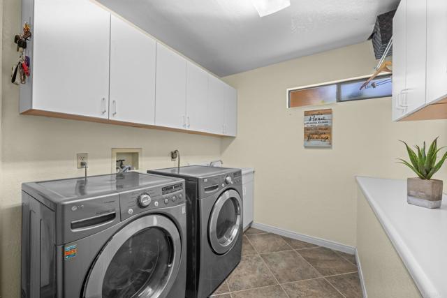 10965 Elderwood Ct, Scripps Miramar CA: https://media.crmls.org/mediaz/45eb7f41-84ad-4c05-96d5-5b63d7b603ee.jpg