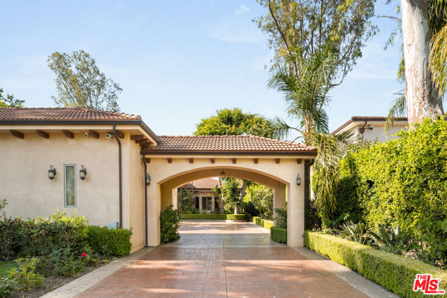 13845 Magnolia Boulevard, Sherman Oaks CA: https://media.crmls.org/mediaz/45ec4659-3e3f-4da7-9ae3-b9191f85b481.jpg