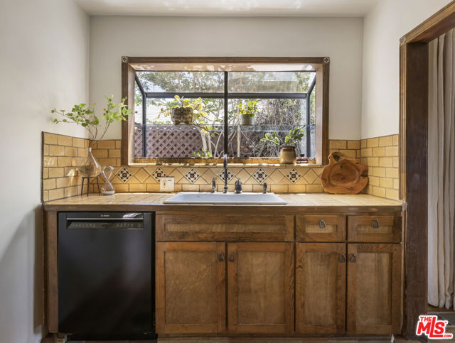 6105 Mount Angelus Drive, Los Angeles CA: https://media.crmls.org/mediaz/45ecaa16-c949-4d15-92d0-b5e671befb92.jpg