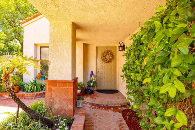 2124 Snowberry Court, Simi Valley CA: https://media.crmls.org/mediaz/45edbe94-669f-42b5-98e3-802d7cd513e8.jpg