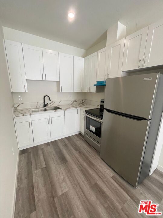 4546 W 17th Street, Los Angeles CA: https://media.crmls.org/mediaz/45edd040-c35b-44a1-9ec2-75be8945f8a4.jpg