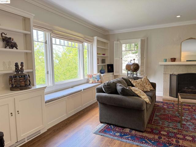 169 Ronada Ave, Piedmont CA: https://media.crmls.org/mediaz/45edd482-0c8b-482b-8c04-2daa2cf9d410.jpg