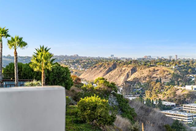 5259 Pacifica Dr, San Diego CA: https://media.crmls.org/mediaz/45ee7238-7175-4133-83a7-f8caadc8aef0.jpg