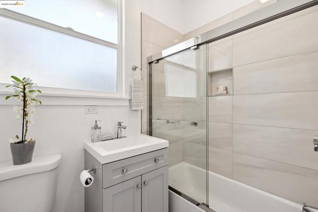 864 Arlington Ave, Oakland CA: https://media.crmls.org/mediaz/45eec43a-ab66-4b67-b48f-66619fb5e586.jpg