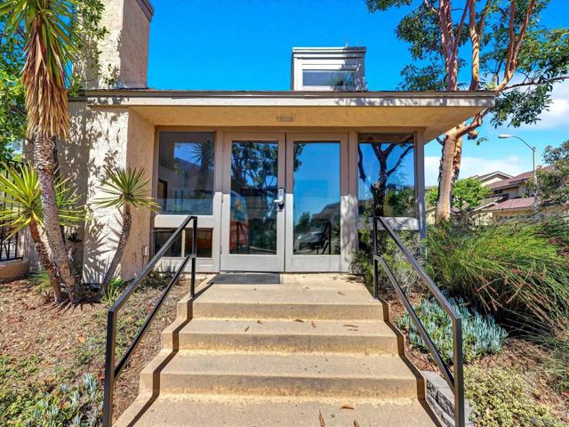 8995 Via Andar, San Diego CA: https://media.crmls.org/mediaz/45f01b46-32f2-4d36-af92-660841ecdfde.jpg