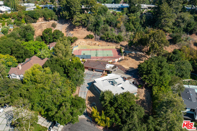 16145 High Valley Place, Encino CA: https://media.crmls.org/mediaz/45f122ea-b365-4596-9f34-9793571be397.jpg