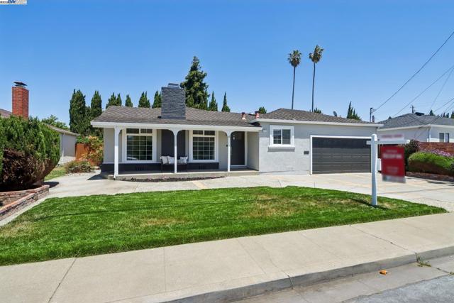 37512 Willowood Dr, Fremont CA: https://media.crmls.org/mediaz/45f166ec-f61f-4515-ac5e-acfeda2adb56.jpg
