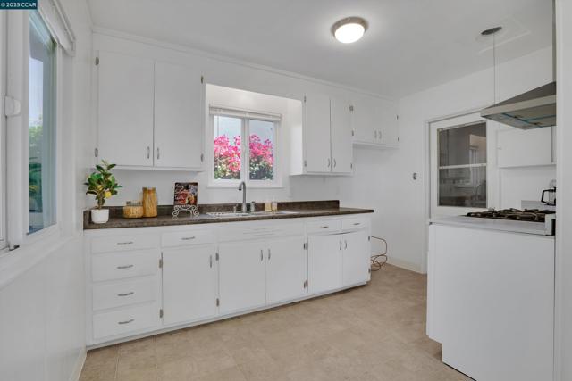 2968 Glenside Dr, Concord CA: https://media.crmls.org/mediaz/45f23c8f-6086-4852-bea4-54c9f9ef7e2f.jpg