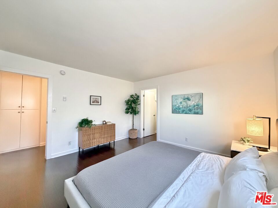 https://media.crmls.org/mediaz/45f2a78a-74e6-4759-beff-9c9b56710bc2.jpg?preset=X-Large