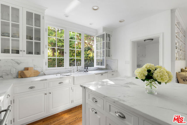 615 Trenton Drive, Beverly Hills CA: https://media.crmls.org/mediaz/45f2aa38-5419-457d-a9b8-269675377758.jpg