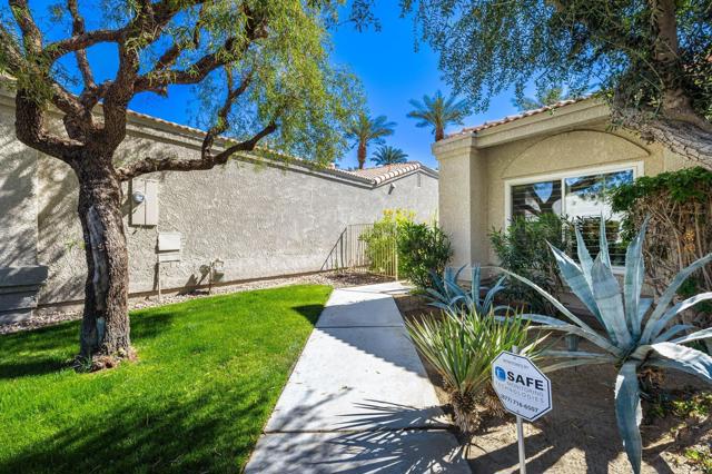 48205 Vista De Nopal, La Quinta CA: https://media.crmls.org/mediaz/45f2d278-1d0e-4ce1-90e1-0f0fe37a4716.jpg