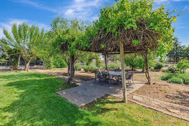 10495 Garcia Lane, Gilroy CA: https://media.crmls.org/mediaz/45f31687-b69c-417c-a11b-1bf15dca18b4.jpg