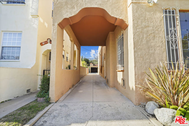 1143 S Rimpau Boulevard, Los Angeles CA: https://media.crmls.org/mediaz/45f325ab-5991-4530-91ae-c3c60caadaa7.jpg