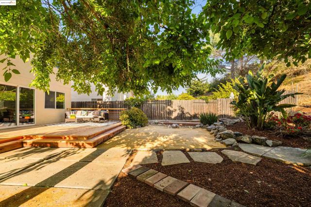 160 Manzanita Pl, Hercules CA: https://media.crmls.org/mediaz/45f3c07c-6d64-4be3-ac3e-c25756518efe.jpg